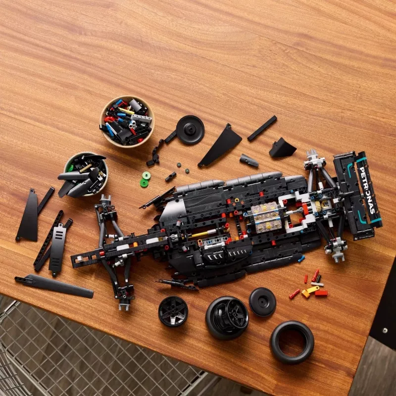 LEGO Technic modelis Mercedes‑AMG F1 W14 E Performance – 1 432 detalės, rekomenduojamas amžius 18+