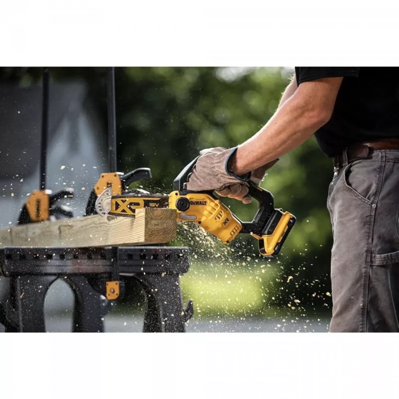 Krūmapjovė DeWALT DCMPS520N-XJ, 520 mm peilis, 8,5 m/s grandinės greitis, 18 V Li‑Jon, 0,55 l alyvos bakas, 2,1 kg