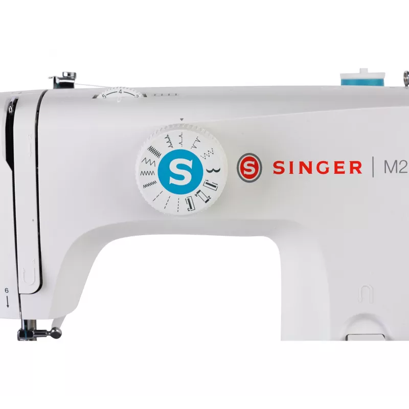 Pusiau automatinė siuvimo mašina SINGER M2105 – 8 siūlių raštai, 4 žingsnių sagos kilpa, laisva rankovė, elektrinė, balta