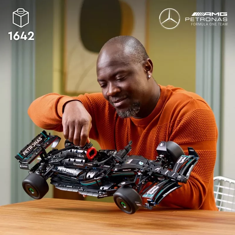 LEGO Technic modelis Mercedes‑AMG F1 W14 E Performance – 1 432 detalės, rekomenduojamas amžius 18+