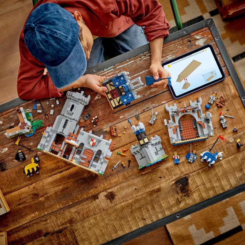 LEGO Creator 3-in-1 Viduramžių riterio pilies statybos rinkinys 31168 — 1371 detalė, 6 minifigūrėlės, nuo 9 metų