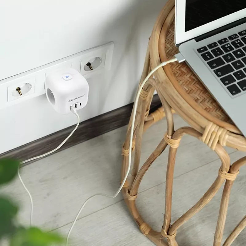 QOLTEC 52548 ilgintuvas su 3×AC lizdais ir USB prievadu