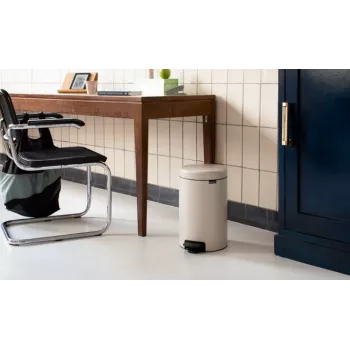 Brabantia NewIcon 12 l apvalus šiukšlių kibiras smėlio spalvos