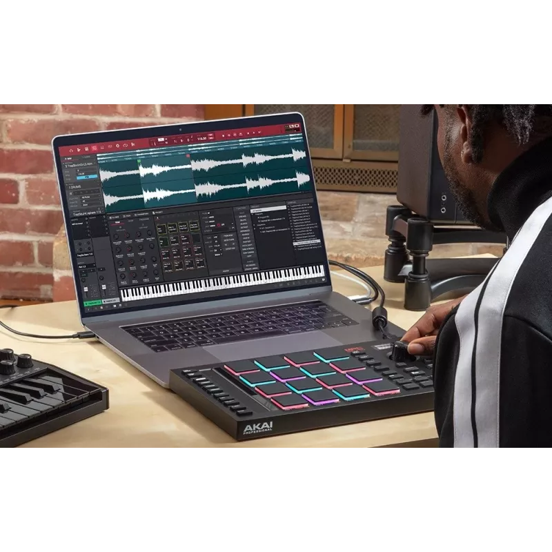 MIDI studijos valdiklis AKAI MPC Studio MK2 su 16 pagalvėlių, LCD, RGB foniniu apšvietimu, USB-MIDI, 305 mm plotis