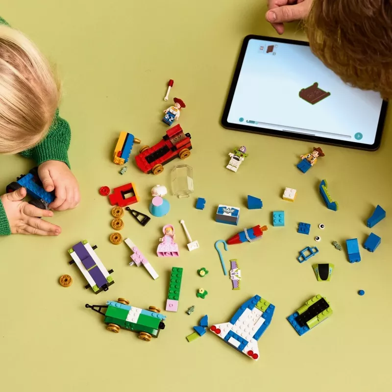 LEGO Disney Toy Story šventinis traukinys ir RC automobilis 43264 – 206 dalių, 4 minifigūrėlės, nuo 4 metų