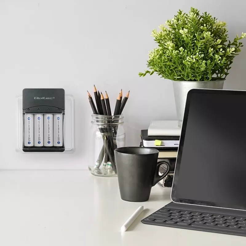 Baterijų įkroviklis QOLTEC 50653 Ni‑MH AAA (R03) ir AA (R6) akumuliatoriams, 220–240 V įėjimas, 1,2 V išėjimas