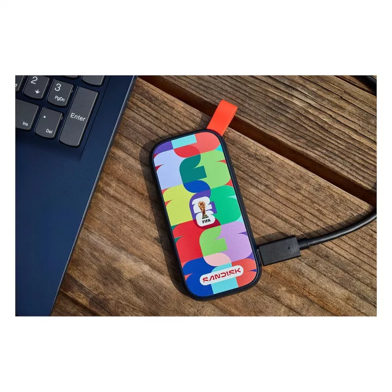 SanDisk FIFA World Cup 2026 Edition - išorinis SSD - 1 TB - USB 3.2 Gen 2 (USB-C) (SDSSDE30F-1T00-G25)