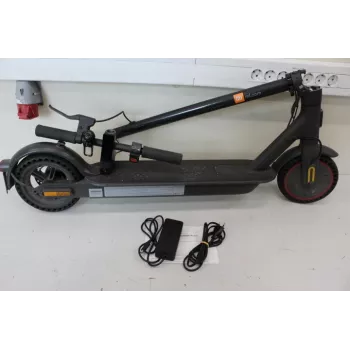 Išpardavimas. Xiaomi Mi Electric Scooter Pro 2 (Juoda) | Naudotas, subraižytas, nešvarus, mažas įtrūkimas gale