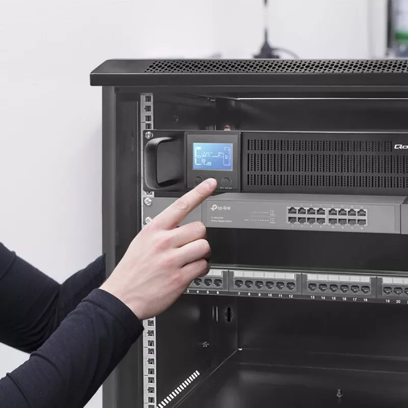 Qoltec 53945 stelažo UPS, 1 kVA, 800 W, LCD