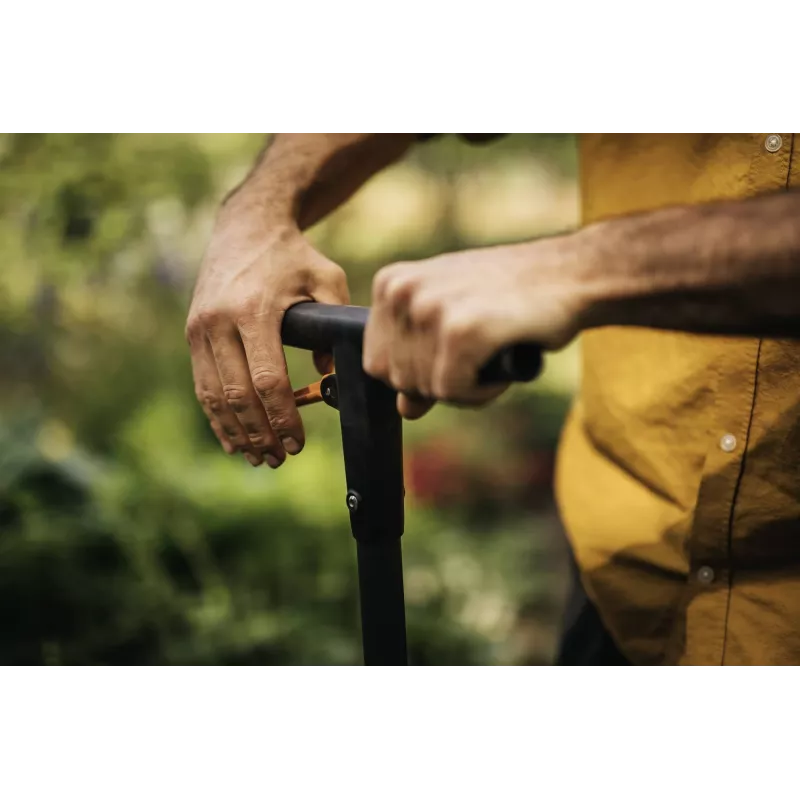 Sodintuvas Fiskars ERGO ilga rankena – ergonominė ilga rankena, modelis 1057078