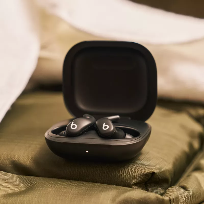 Belaidės ausinės į ausį Apple Powerbeats Fit – H1 lustas, IPX4, aktyvus triukšmo slopinimas, Dolby Atmos, USB‑C įkrovimo dėklas, 30 h veikimo