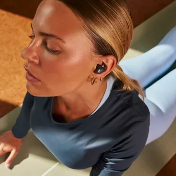 Belaidės ausinės į ausį Apple Powerbeats Fit – IPX4, ANC, Bluetooth 1 klasė, 7 h (30 h su dėklu), liečiamasis valdymas, juodos