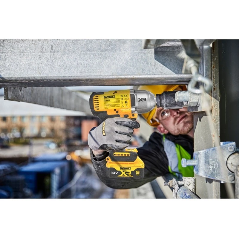 Veržliaraktis smūginis DeWALT DCF900P2T-QW 1/2 colio bešepetėlis 18 V, 1898 N·m, 5 Ah akumuliatorius, 2 akumuliatoriai, įkroviklis, dėklas
