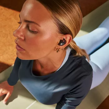 Belaidės ausinės į ausį Apple Powerbeats Fit – H1 lustas, IPX4, aktyvus triukšmo slopinimas, Dolby Atmos, USB‑C įkrovimo dėklas, 30 h veikimo