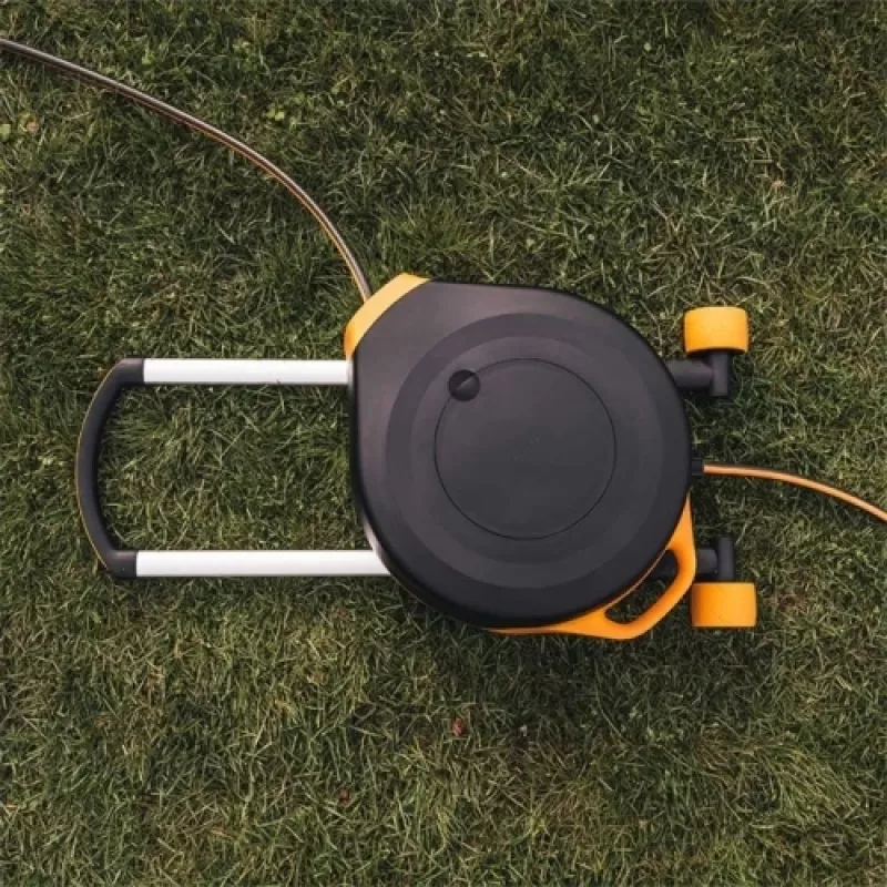 Fiskars sodo būgnas su XL žarna ant ratų