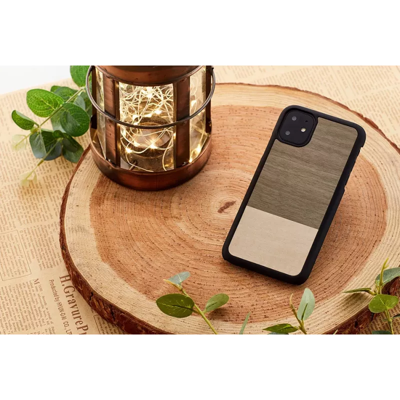 Man and Wood iPhone 11 dėklas juodas – natūralaus medžio ir polikarbonato apsauginis dangtelis