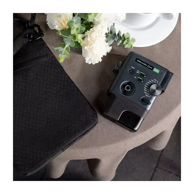 Momentinė spausdinimo kamera Fujifilm Instax mini evo Cinema – 1/5 colio CMOS 2560×1920, nuotrauka 62×46 mm, įmontuota blykstė, juoda