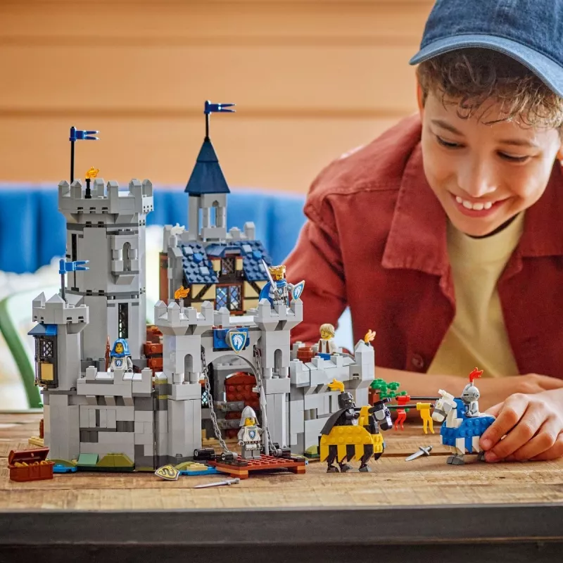 LEGO Creator 3-in-1 Viduramžių riterio pilies statybos rinkinys 31168 — 1371 detalė, 6 minifigūrėlės, nuo 9 metų