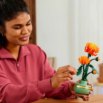 LEGO Icons Chrizantemos gėlės konstravimo rinkinys suaugusiems – dirbtinė gėlė iš kaladėlių, dovana namams ar biurui