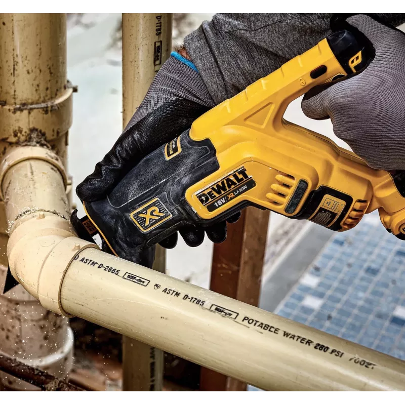 Pjūklas abipusis DeWalt DCS367N 18V, eiga 2.86 cm, pjovimo gylis medis 30 cm / metalas 10 cm, svoris 2.3 kg