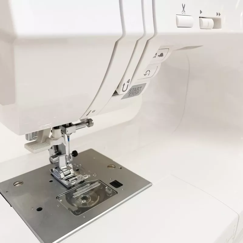 Siuvimo mašina SINGER Quantum Stylist 9960 — 600 siuvimo programų, 13 automatinių sagų skylučių, laisvoji rankovė