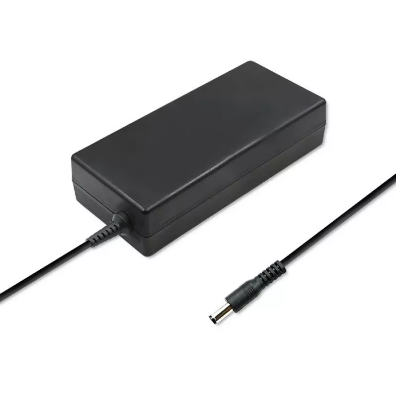 Qoltec 50797 stalinis maitinimo šaltinis 60 W, 12 V, 5 A, 5,5x2,1 mm, su maitinimo kabeliu