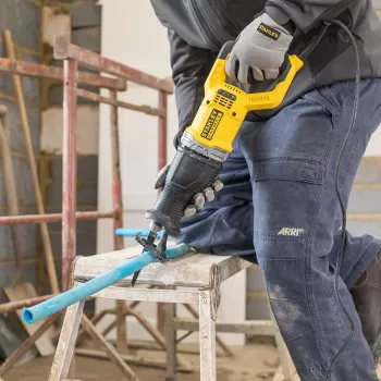 STANLEY FME360 900 W elektrinis pjūklas stūmoklinis su minkštu startu ir minkšta rankena, 2,8 cm eiga, su pjūkleliu