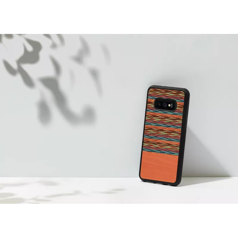 Dėklas Samsung Galaxy S10e man and wood – rudas languotas su juodu apvadu