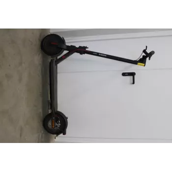 Išpardavimas. Xiaomi Electric Scooter 4 EU | 300 W | 25 km/h | 10 col. | Juoda | DEMO, SUBRĖMĘS, TRŪKSTA VARŽTŲ
