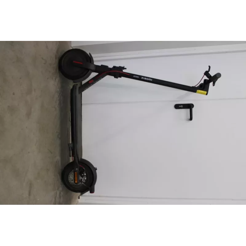 Išpardavimas. Xiaomi Electric Scooter 4 EU | 300 W | 25 km/h | 10 col. | Juoda | DEMO, SUBRĖMĘS, TRŪKSTA VARŽTŲ