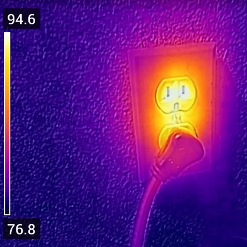 Termovizinė kamera FLIR C3-X juoda, 1800 mAh, vanadžio oksido neaušinama matricų masyva, įmontuotas ekranas 128 × 96 pikselių, LCD 640 × 480 pikselių