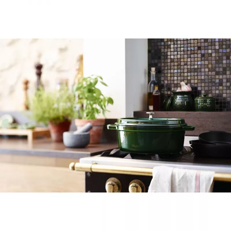 Staub La Cocotte 33 cm ovali ketaus troškintuvas su emaliu, baziliko žalia