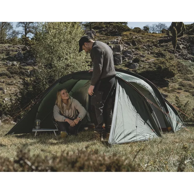 Tunelinė palapinė Easy Camp Pasvik 4 – 4 vietų, kietas rėmas, 3 m vandens stulpelio stogas, aliumininiai stulpai, tamsiai žalia, 2350×4050×1200 mm