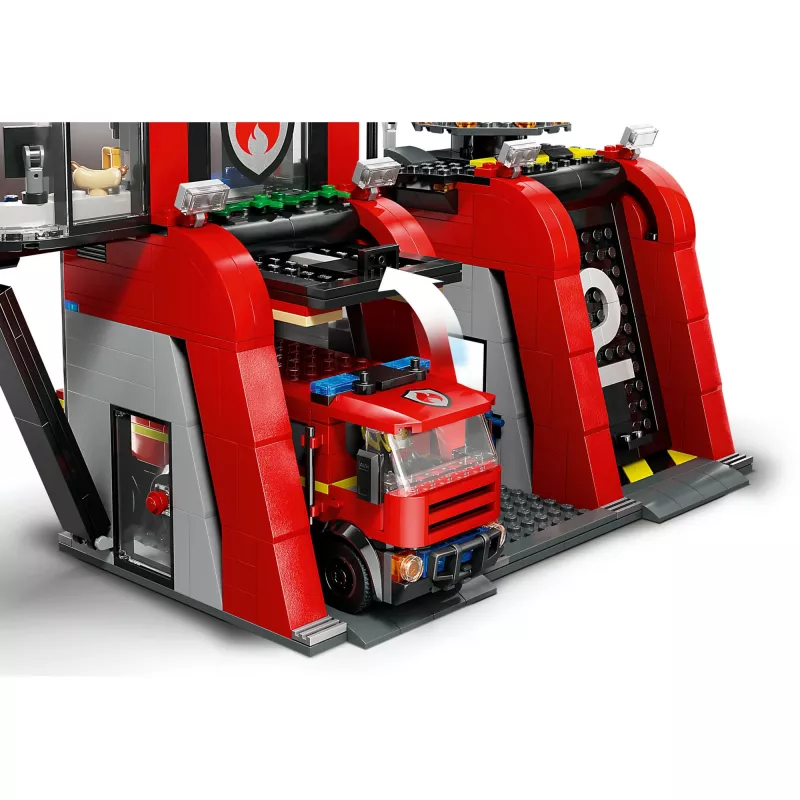 Konstruktorius LEGO City Gaisrinė su pasukamaisiais kopėčiais 60414 – 843 dalys, 5 minifigūrėlės