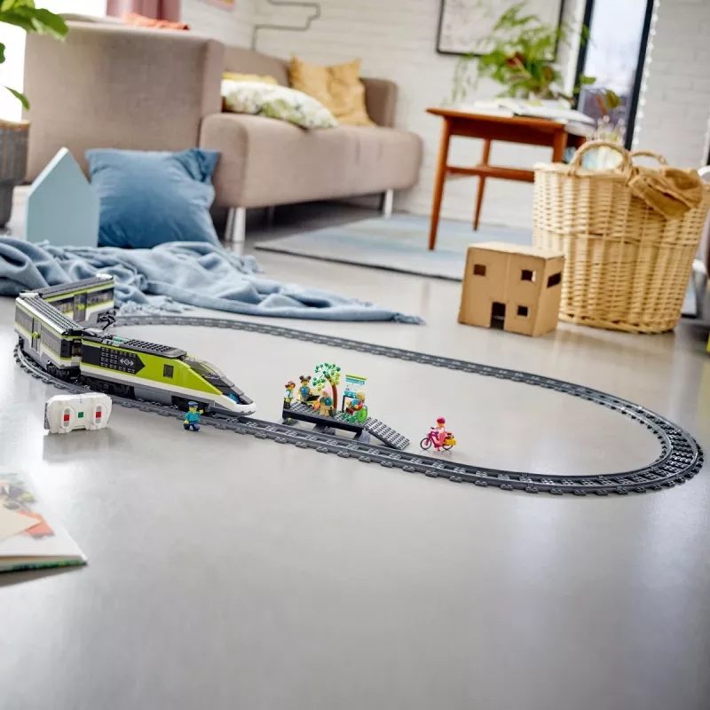 LEGO 60337 City Express keleivinis traukinys nuotolinio valdymo rinkinys su veikiančiais priekiniais žibintais, 2 vagonais ir 24 bėgių dalimis