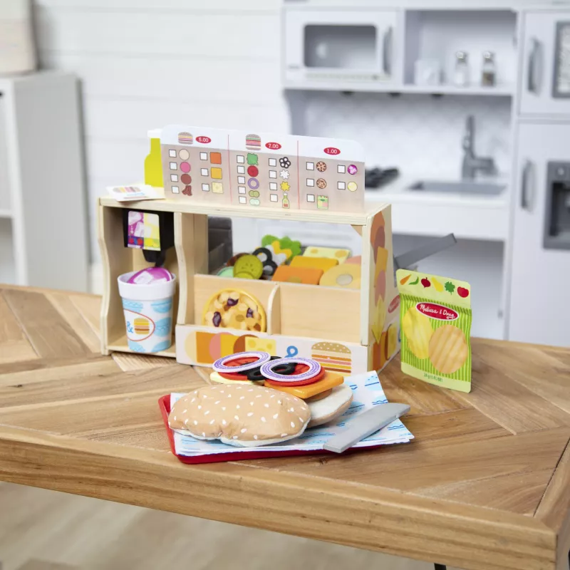 Melissa & Doug Wooden Slice & Stack Sandwich Counter with Deli Slicer – 56 dalių medinė sumuštinių prekystalio žaidimo rinkinys su pjaustykle – FSC sertifikuota
