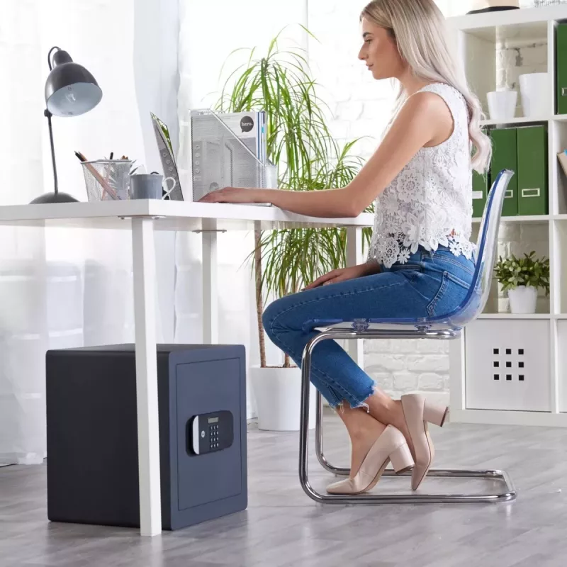 Saugi seifas Yale YSEM/400/EG1 juodas, kodinė spyna, 35,5 l