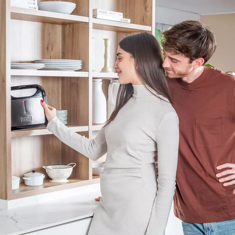 Sumuštinių skrudintuvas Black & Decker BXSA753E — 2 sumuštiniams, 750 W, nelipnios plokštės, 215×125 mm kepimo paviršius, kompaktiškas nerūdijantis plienas