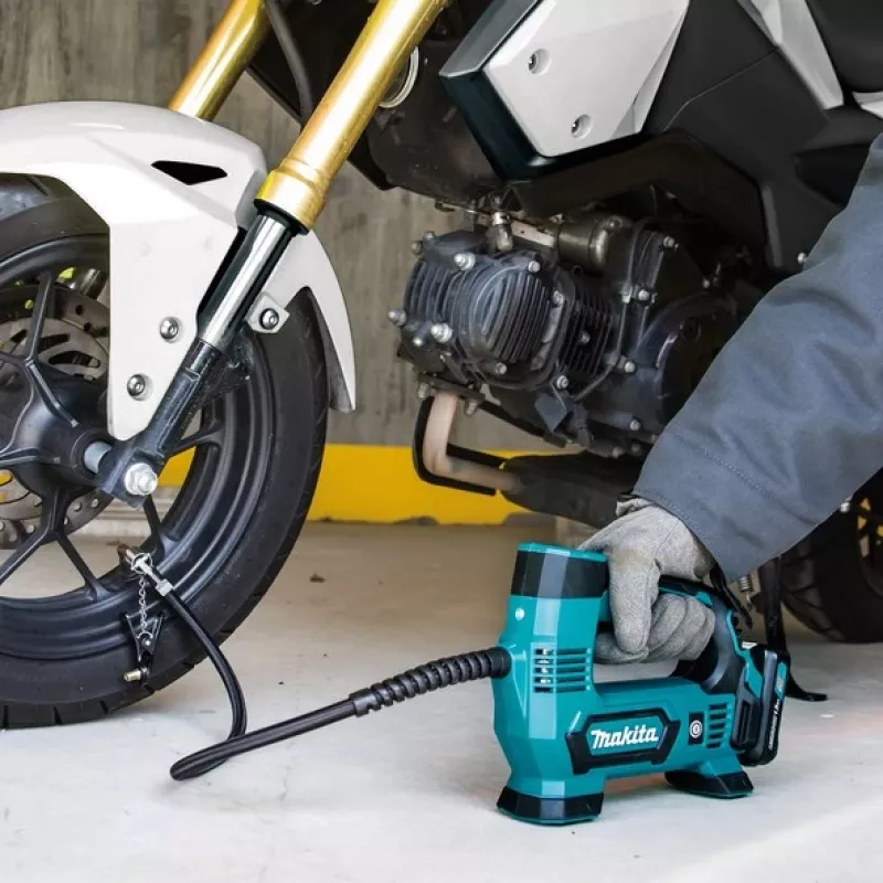 Oro kompresorius akumuliatorinis Makita MP100DZ