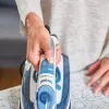Lyginimo lygintuvas Black & Decker BXIR2402E – 0,37 l bakas, 33 g/min nuolatinis garas, 140 g/min garo smūgis, anoduotas padas