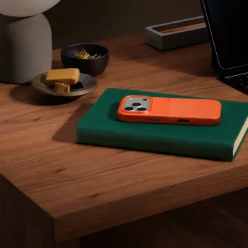 Apple Beats iPhone 17 Pro tvirtas dėklas su MagSafe ir Camera Control, oranžinis