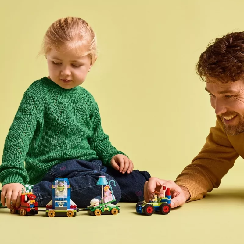 LEGO Disney Toy Story šventinis traukinys ir RC automobilis 43264 – 206 dalių, 4 minifigūrėlės, nuo 4 metų