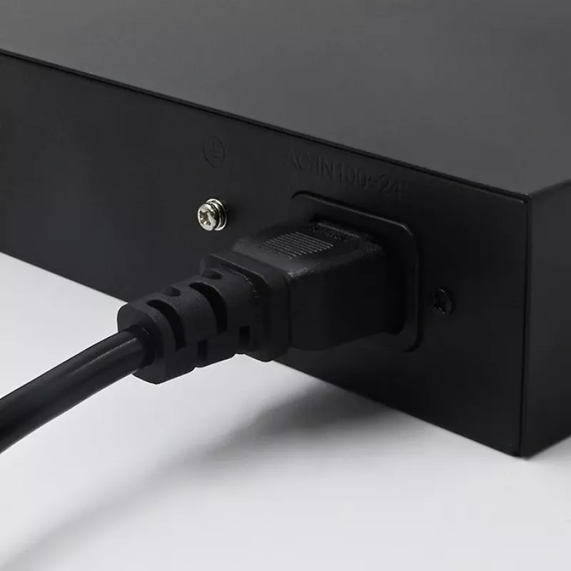 Eterneto PoE jungiklis QOLTEC 52289 — 4x RJ45 PoE prievadai, 2x RJ45 uplink, 65W galios biudžetas
