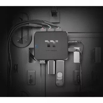 Thermaltake H200 PLUS vidinis USB šakotuvas – TT Premium Edition – 3 x USB 2.0 + 3 x USB 2.0 (vidiniai)