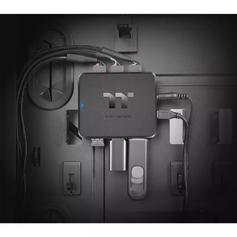 Thermaltake H200 PLUS vidinis USB šakotuvas – TT Premium Edition – 3 x USB 2.0 + 3 x USB 2.0 (vidiniai)