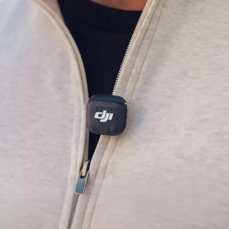 Belaidis kūno siųstuvas DJI MIC 3 – kompaktiškas mikrofoninis siųstuvas, juodai pilkas