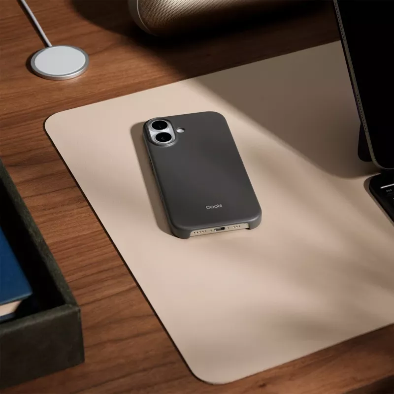 Apple Beats iPhone 17 dėklas su MagSafe ir kameros valdymu – Granito pilka