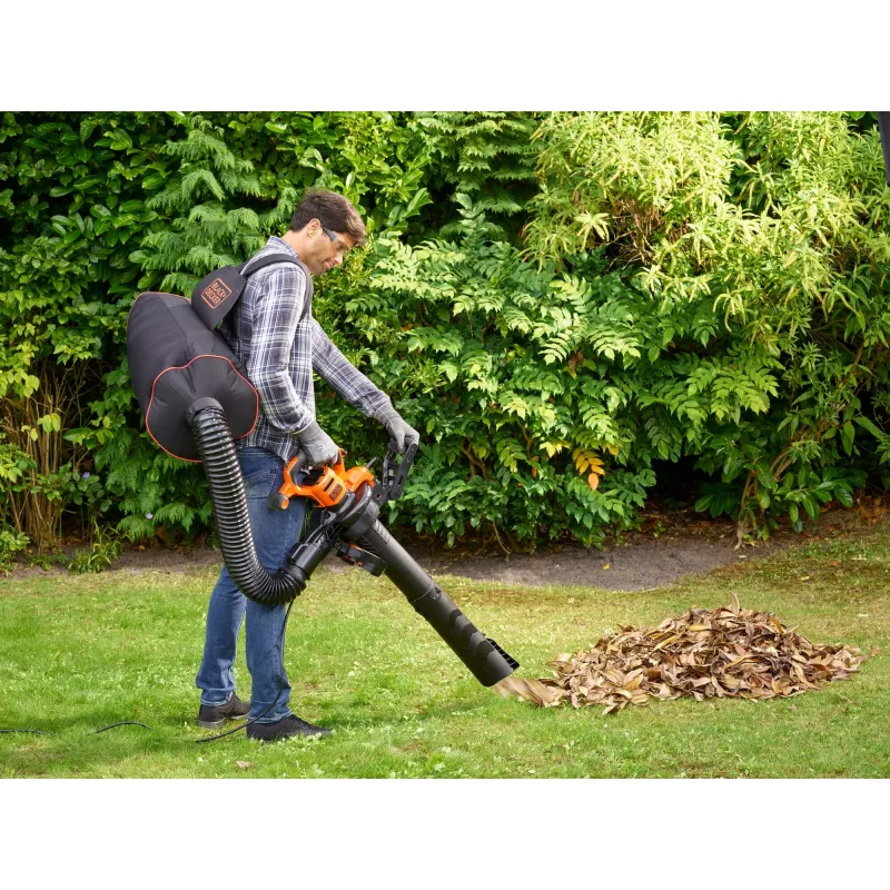 Kuprininis lapų pūstuvas Black & Decker BEBLV301-QS — 3000 W, oro greitis 206–404 km/h, 72 L maišas, 6 kg