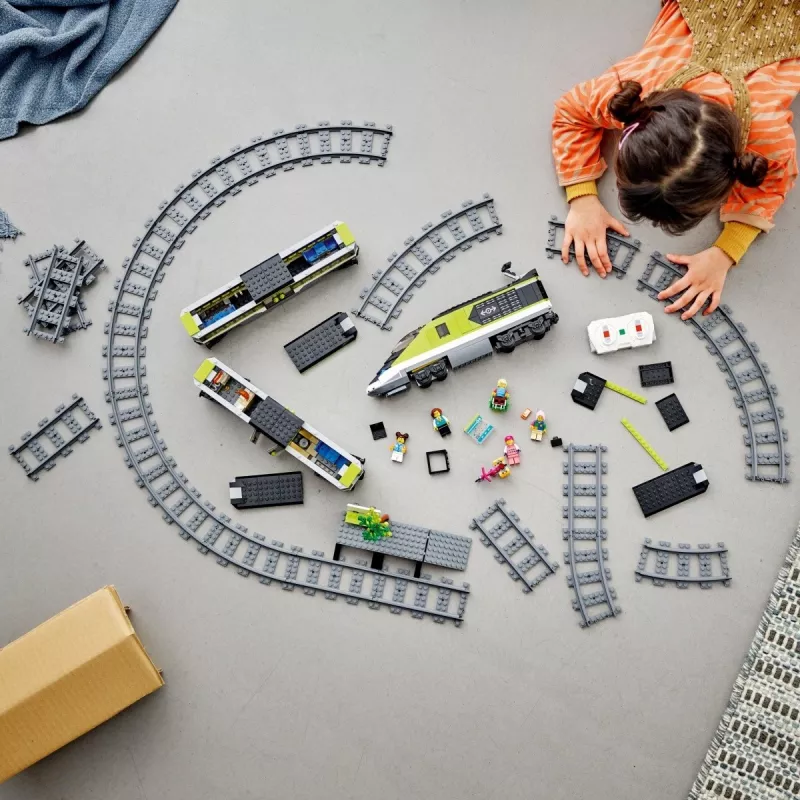 LEGO 60337 City Express keleivinis traukinys nuotolinio valdymo rinkinys su veikiančiais priekiniais žibintais, 2 vagonais ir 24 bėgių dalimis