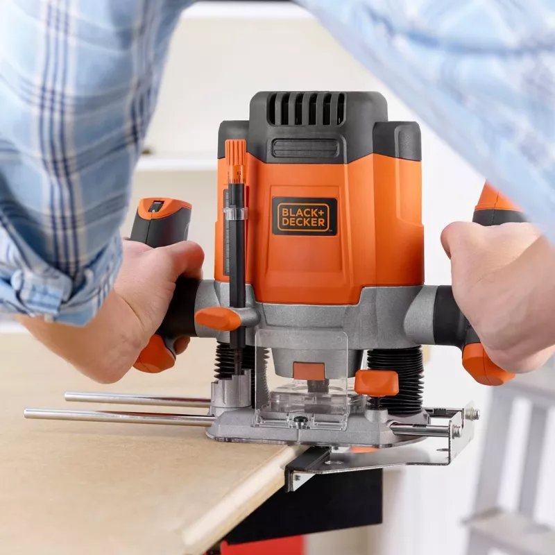 Maršrutinis frezeris / trimeris Black & Decker KW1200EKA-QS – kompaktiškas frezeris su reguliuojamu gyliu
